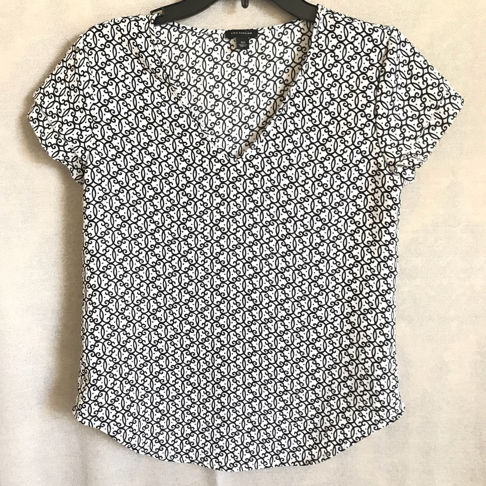 Ann Taylor White Blouse with black patterns //xs//